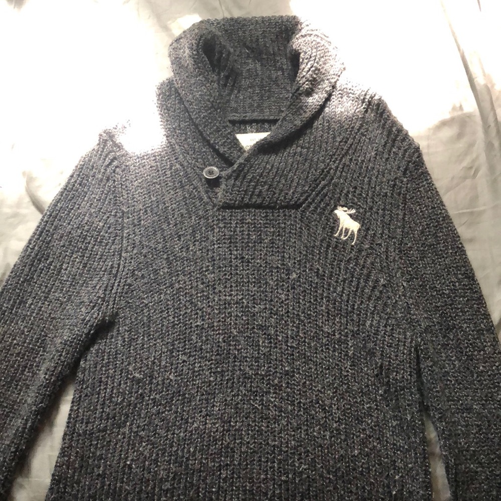 Medium Abercrombie and Fitch sweater